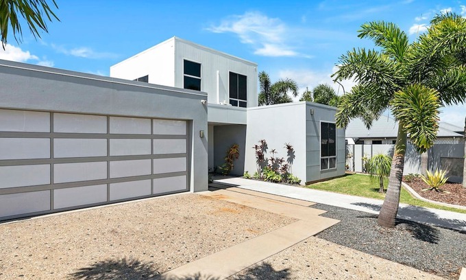 Kawungan House | Exquisite Manor on Davis