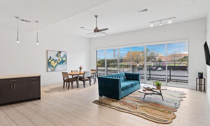Cedars Apartment | Luxurious Dallas Downtown Apartment - King Bed
