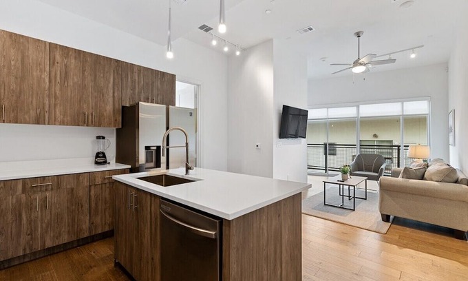 Cedars Apartment | Luxury Flat in the City - King Bed!