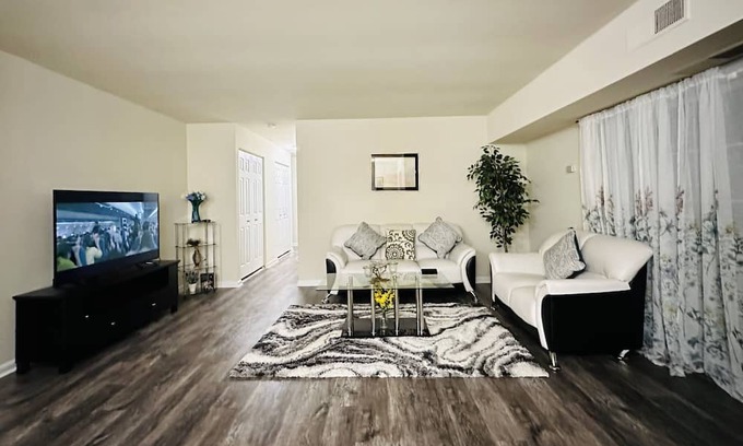 Groveton Apartment | Cozy Apartment in Alexandria near D.C