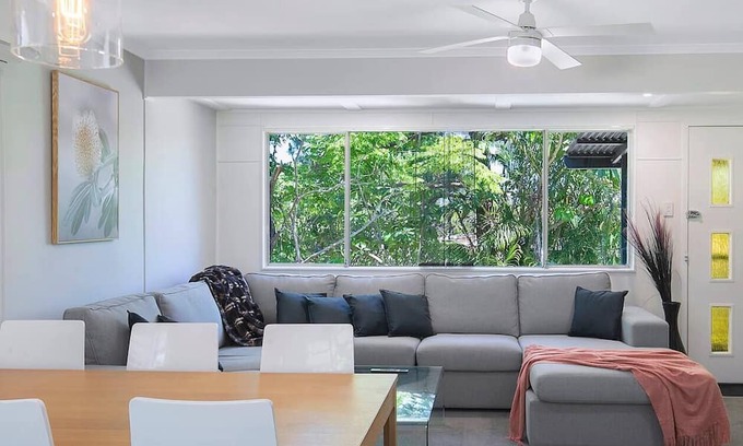 Stafford Heights Apartment | The Palms A Classic Queensland Retreat