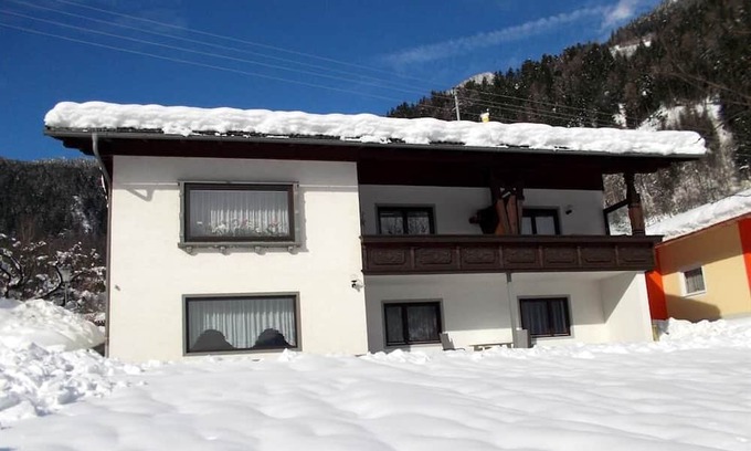 Obervellach Apartment | Holiday Apartment "Bergzauber Mit Bergblick" with Mountain View, Balcony & Wi-Fi