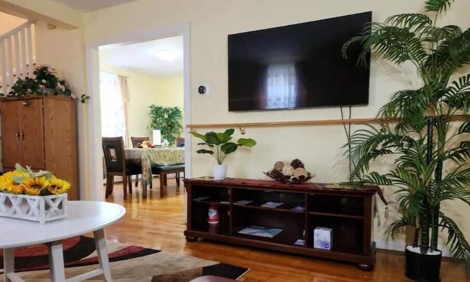 Middletown House | Comfortable Yellow House