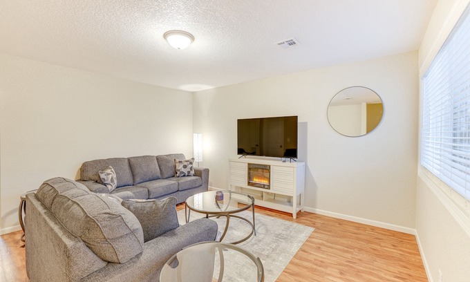 Joplin House | Newly Renovated Joplin Townhome w/ Fireplace