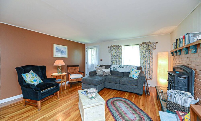 York House | Charming 3 Bedroom Ranch. Patio, Firepit, Laundry. Beaches, & Art Galleries.