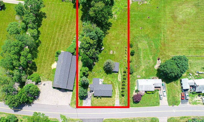 York House | Minutes to multiple beaches, country setting,1 acre, private