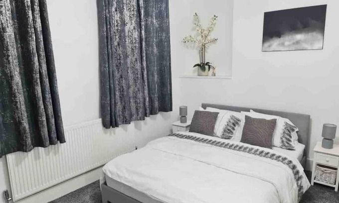 Selhurst House | Stunning 3-Bed House in Croydon