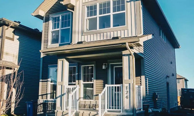 Cochrane House | Stylish New Suite next door to the Rockies