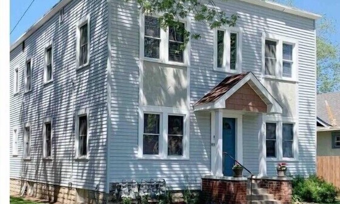 Victory Apartment | Comfy, Convenient Renovated 1bd with Vintage Charm for Month+ Stays