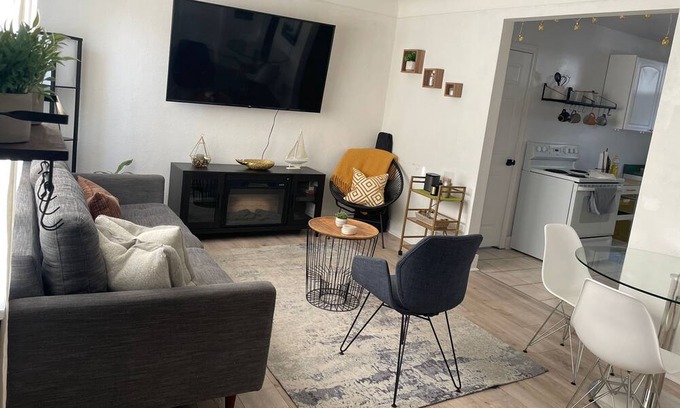 Port Dalhousie House | Cozy waterfront retreat amid Niagara's best wineries. Small pets allowed!