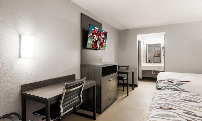 Alexandria House | Affordable Stay: Close to Alexandria Museum of Art, Free Parking, Pets Allowed!
