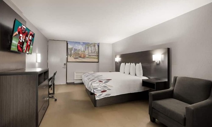 Alexandria House | Relax in Style: Short Drive to Alexandria International Airport. Free Parking!