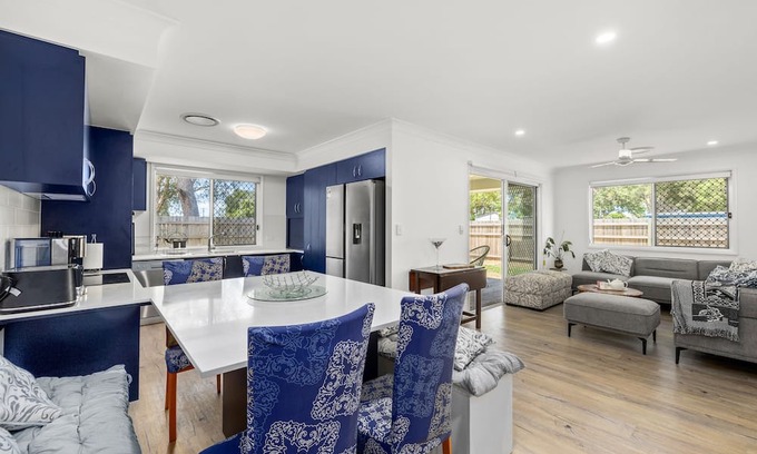 Jacobs Well House | Large new family home: beach 200m, theme parks 15 min, games, garden, BBQ, park