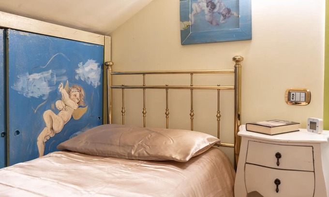 Loreto Apartment | Stazione Centrale°loreto°casa Vintage con Terrazzo Free Wifi Sky/netflix