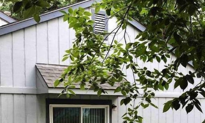 Lawrence House | Clean, Cute & Cozy, 2bd duplex: Iris's Place!