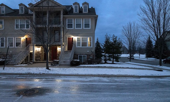 Pontiac Condo | Modern Gem: Garage, Laundry, Home Comforts Await in Stylish Condo Retreat.