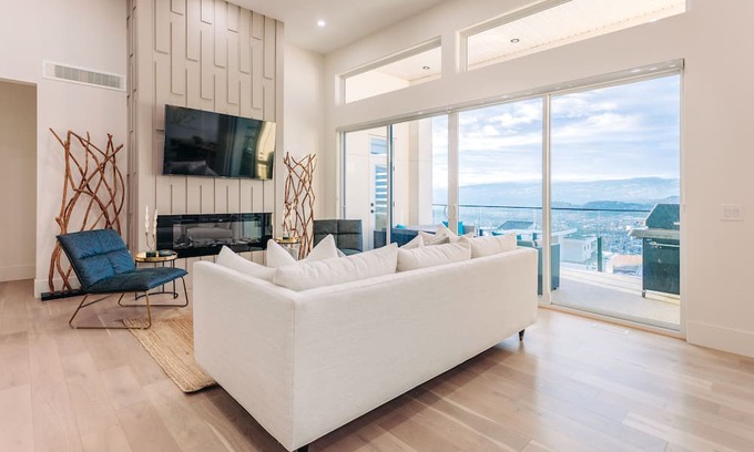 Black Mountain House | Vineyard viewpoint: 4 bedroom 2 bathroom modern home with panoramic views!