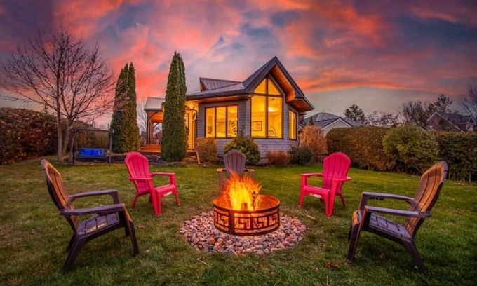 Georgina House | Waterfront Paradise Isle Retreat w/ Hot Tub!