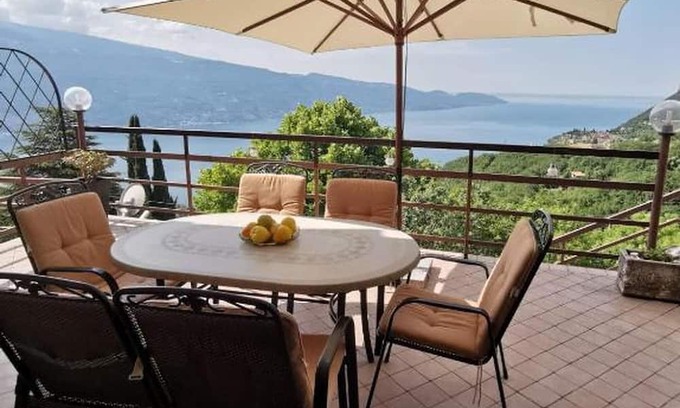 Aer Apartment | Apartment 'Il Patio' with Lake View, Private Terrace and Wi-Fi