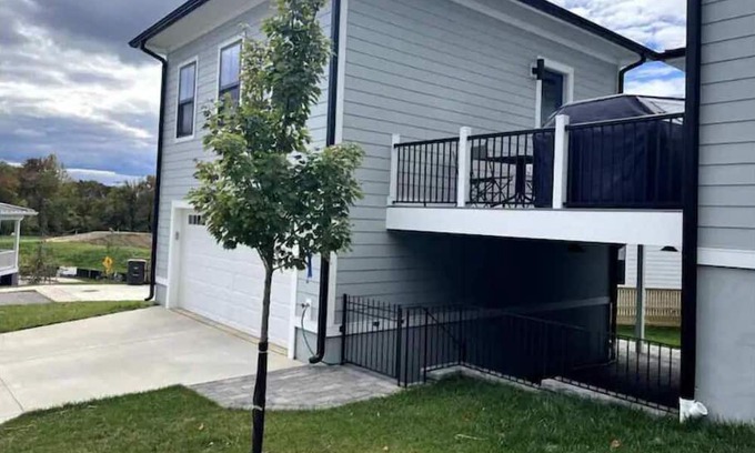 Hyattsville House | New Private Condo in Historic Area & Near DC