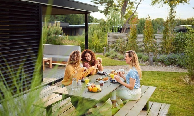 Elst House | These Eco-Lodges are equipped for 12 people and have one hot tub. From your own terrace, you can therefore completely relax and enjoy your own wellness moment!