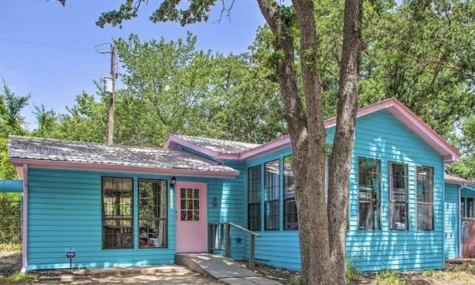 Quinlan House | Your Dream Getaway by the Water's Edge