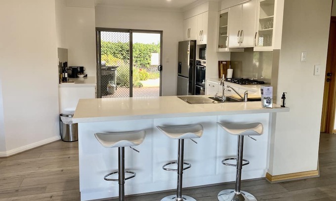 Overland Corner House | 3 bedroom house with River views