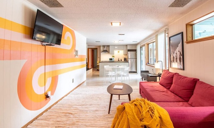 White Center House | Basement Apartment w/Hot Tub & Bombshelter!