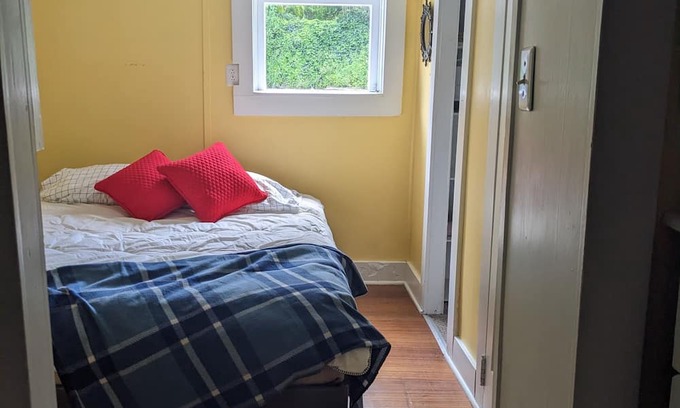 Longview Boat Rental | Nifty 50's vintage float home