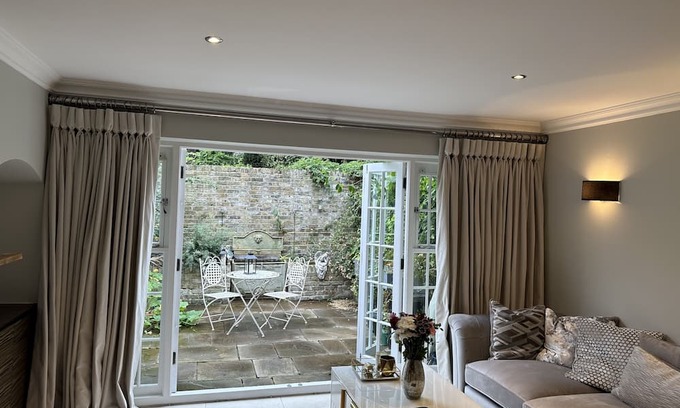 Churchill House | Stylish & Chic! A Georgian House in Zone 1!