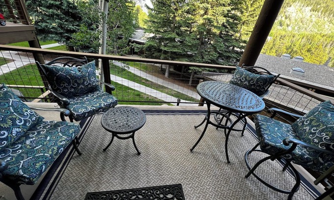 Keystone Condo | Keystone condo/pool/hot tub/patio/Mountain View/King bed/ski storage