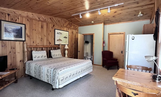 Wellston Cabin | King Bed Cabin In Manistee National Forest