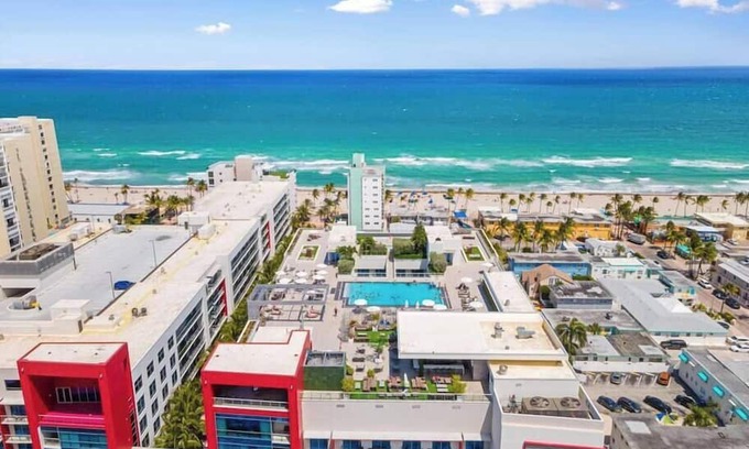 Hollywood Condo | Amazing condo in Hollywood Beach with beach access