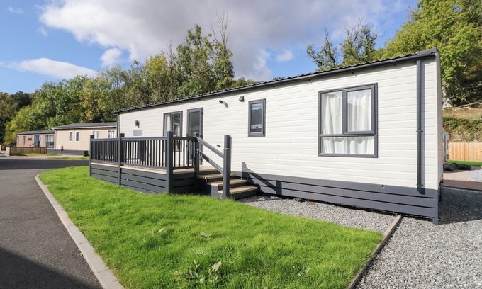 St Fillans Cottage | ALTAIR LODGE, pet friendly, with a garden in St Fillans