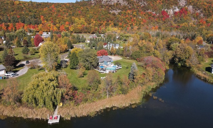 Chelsea House | House by the Lake in natural setting in Chelsea