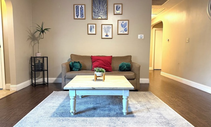 Silver Lane House | Spacious 4-Bedroom Home for Groups & Families — Minutes from Hartford