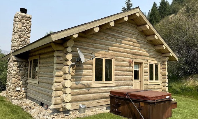Darby Cabin | Rocky Mountains Getaway: Gorgeous Log Cabin in Darby, Montana