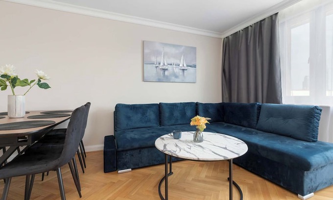 Srodmiescie Apartment | Władysława IV 32 Gdynia | Three Bedroom Apartment in City Center with Desk