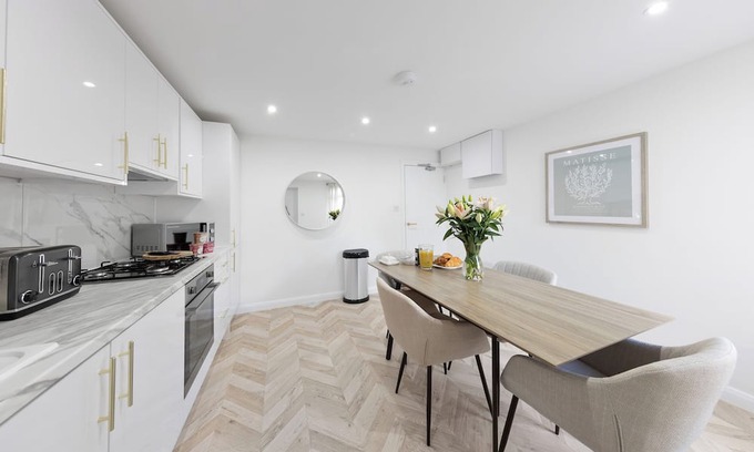 London Borough of Bromley Cottage | Enjoyable Cornerstone cottage with AC in charming Orpington. Sleeps 7 people