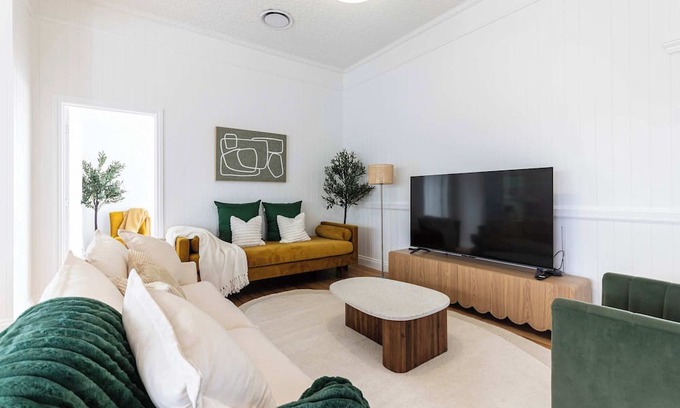 Milton House | Heart of Milton, walk to Suncorp Stadium, Rosalie, 4b2b AC