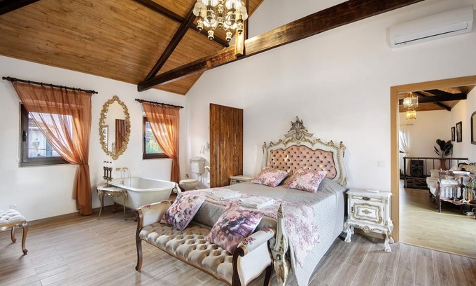 Arouca Apartment | 'Jasmim' Room with Shared Pool, Wi-Fi and Air Conditioning