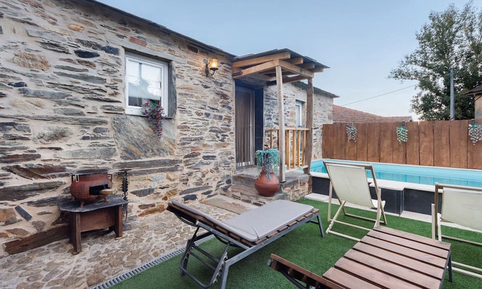 Castelo de Paiva House | Holiday Home 'T2 Da Chica' with Shared Pool, Wi-Fi and Air Conditioning