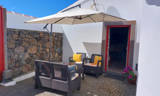 Altares House | Holiday Home 'Casa Das Cales' with Sea View, Wi-Fi and Air Conditioning