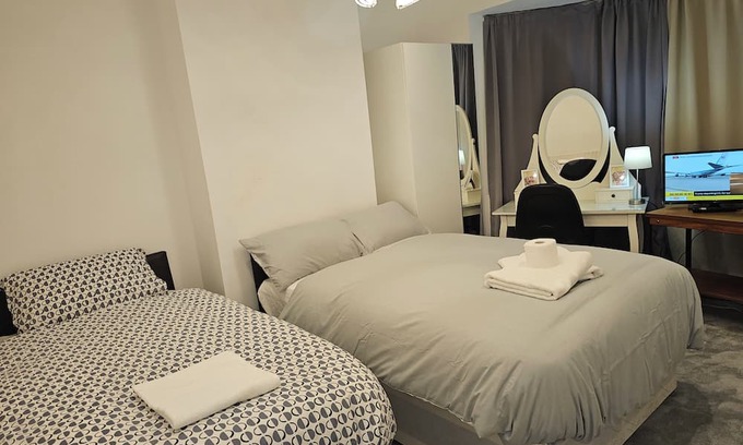 Sittingbourne House | Eusty 3-Bedrooms Guest House Sittingbourne, Kent.