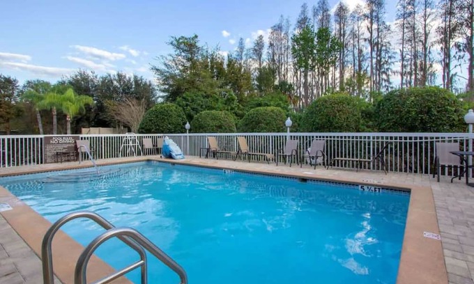 Temple Terrace Hotel | Relax in Comfort Near Busch Gardens, Adventure Island & USF Campus