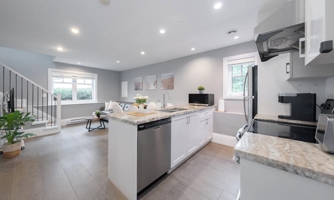 West Side House | Brand New Stylish two Bedroom Suite in Prestigious Shaughnessy