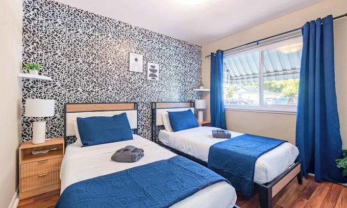 Poets Corner Apartment | New Modern 2BR Berkeley Home – Near UC & Park