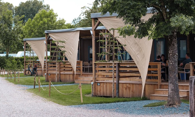 Houthem Cabin | If you want to stay on a campsite but do you value space and privacy - especially in the bathroom? Why not rent one of our luxury lodges with 2 (!) bathrooms in the unspoilt landscape of the Dutch province of Limburg. You can find these lodges XL wit