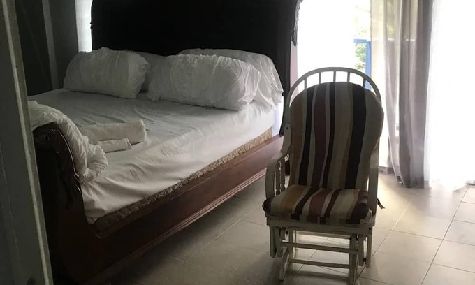 Coamo House | Enjoyable 2nd story, 3-bedroom house with AC in Coamo, PR