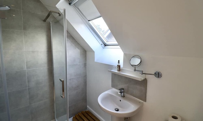 Bracknell Ski Chalet | Spacious 4-Bed Home in Bracknell